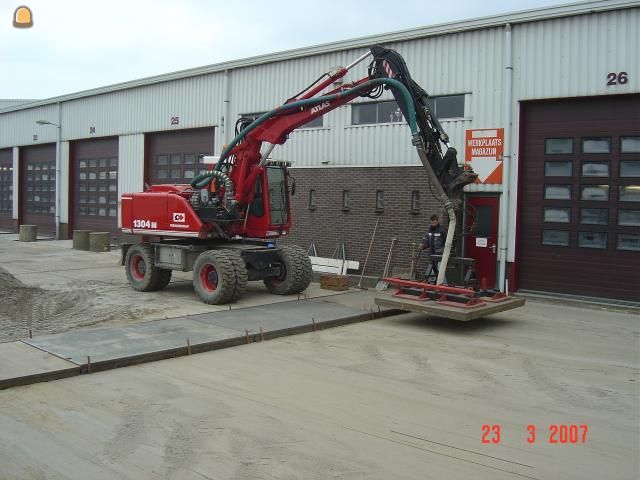 Machinaal betonplaten leggen