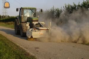 Tractor met rolbezem