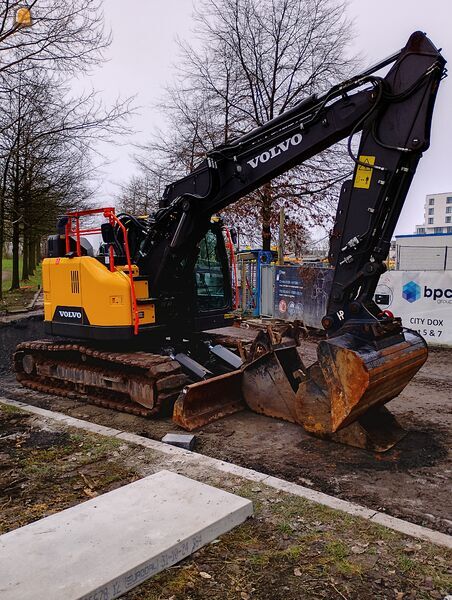 Rupskraan Volvo met machinist