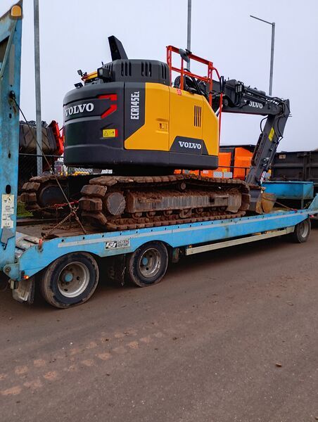 Rupskraan Volvo met machinist