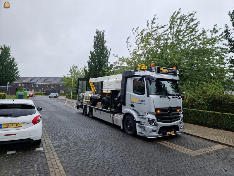 Mercedes Actros oprijwagen met kraan