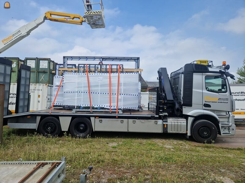 Mercedes Actros bakwagen / oprijwagen met kraan