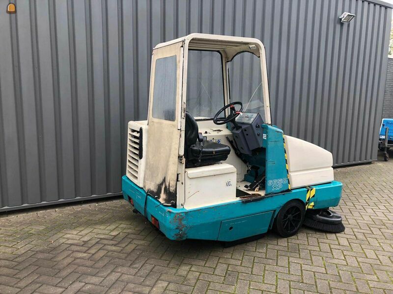 Tennant 6650XP zelfrijdende veegmachine uit 2003 Diesel