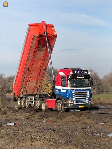 Vrachtwagen met bagger trailer