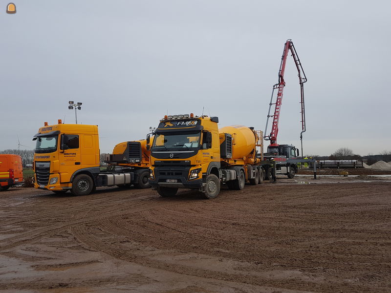 Volvo trekker met betonmixer oplegger