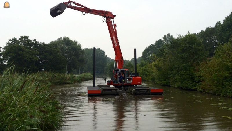 Amfibie kraan met 12m giek en GPS