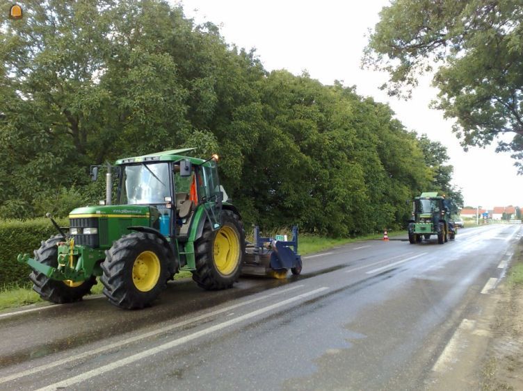 Trekker met hydraulische veegborstel