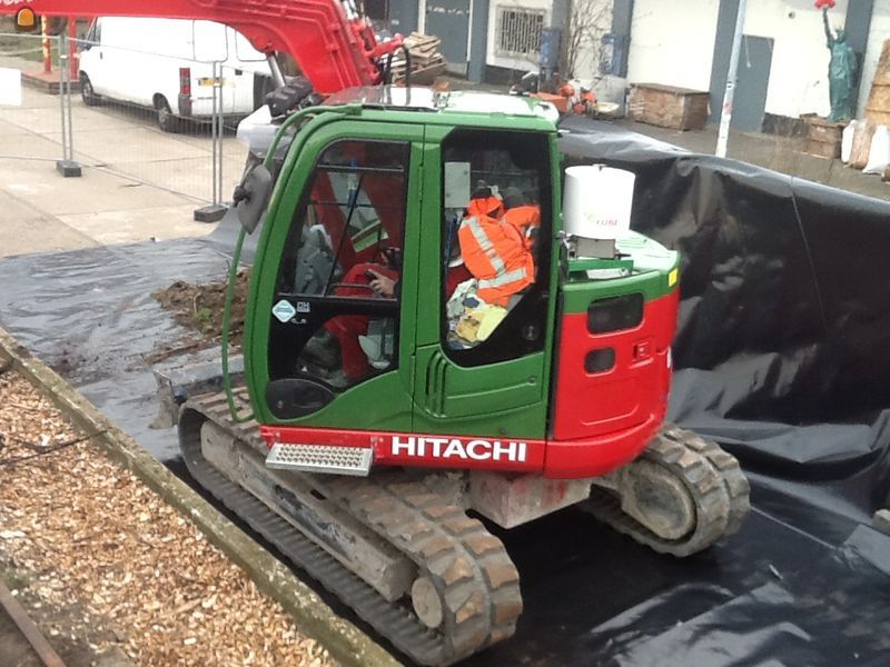 Hitachi EX 85