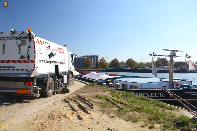 Veegwagen met machinist