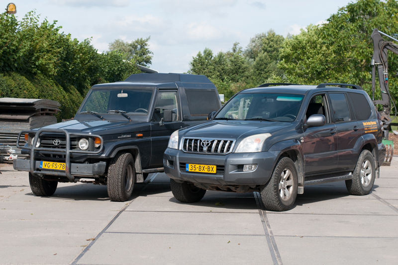 Toyota Land Cruisers met aanhanger