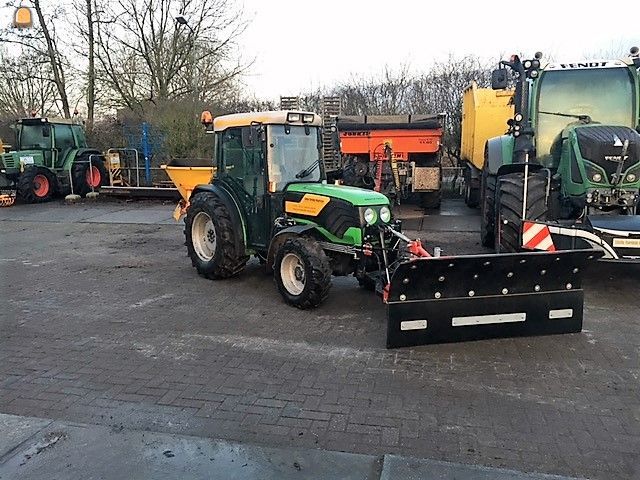 Deutz Smalspoortractor + Sneeuwschuiver + Zoutstrooier