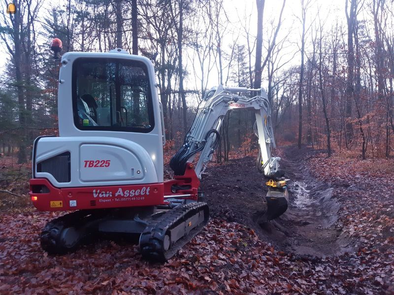 Takeuchi TB225