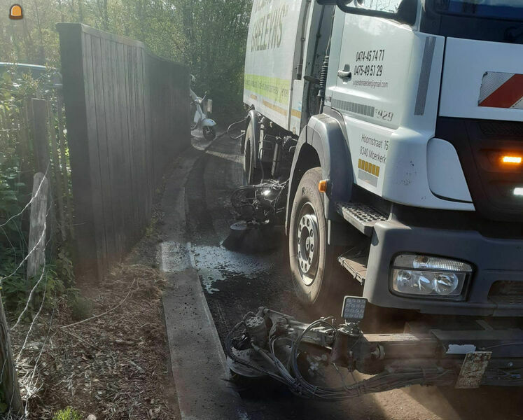 Veegwerken / onderhoud van wegen / parkings en terreinen