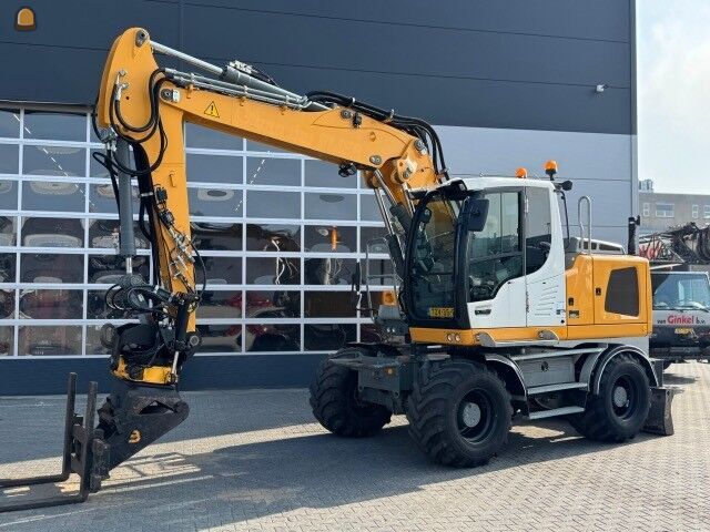 Liebherr A914 met Draaikantelstuk