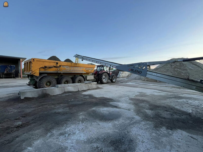 Tractor met 3-assige gronddumper