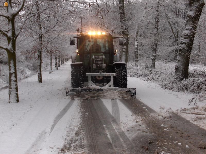 Fendt412 met sneeuwschuif