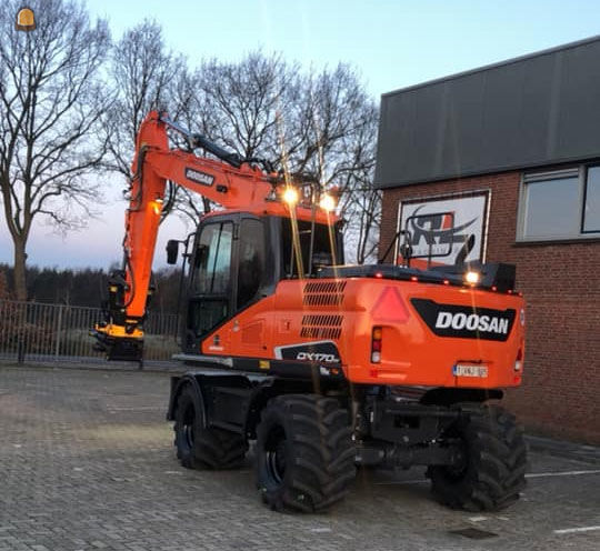 Doosan DX 170 W met Engcon