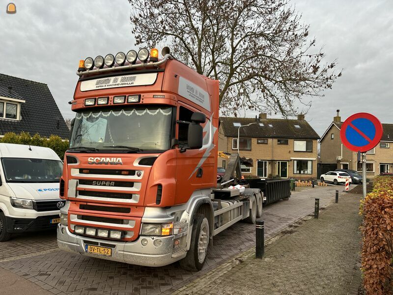 Haakarm auto met chauffeur