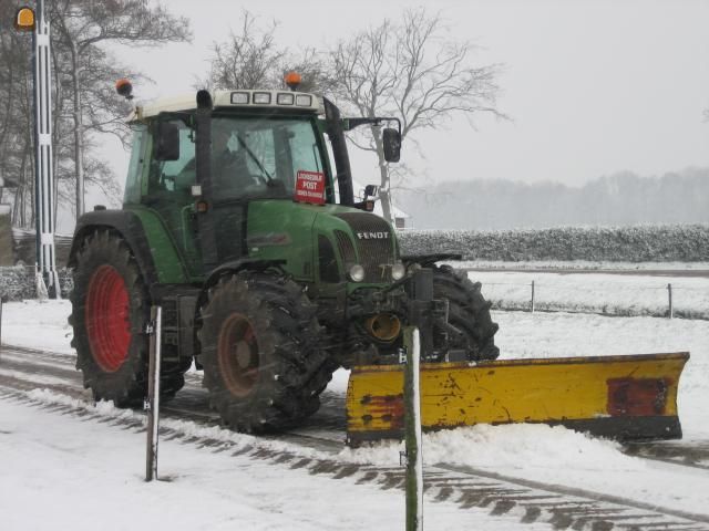 Fendt 412 vario met sneeuwschuif