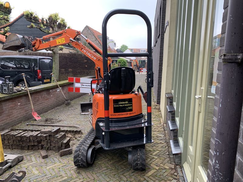 Minigraver 1 ton (Hitachi zaxis 10U) machinist met VOP Gas diploma.