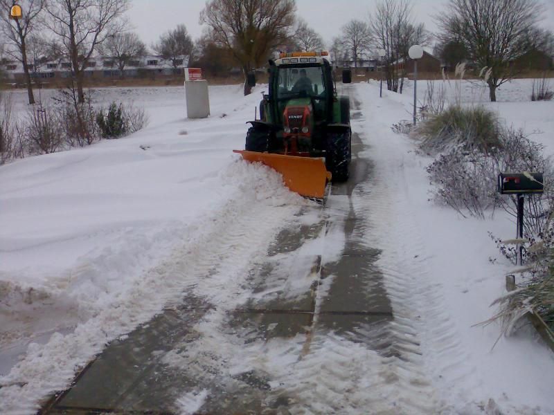 Sneeuwschuiven met trekker ruim 3 meter breed