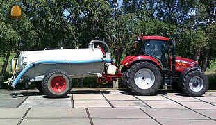 Case tractor met watertank