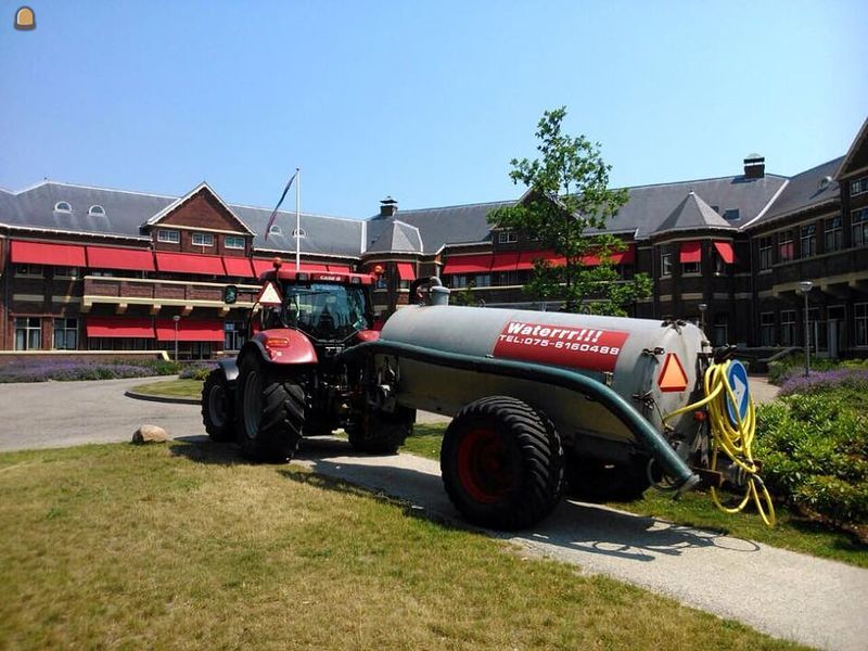 Case tractor met watertank