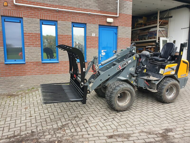 Tegelriek met klem voor giant shovel