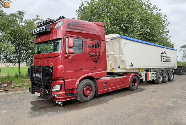 Trekker DAF met kipper-oplegger voor asfalt