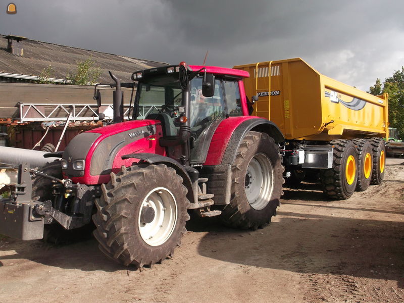 Valtra N142 en peecon cargo 2700