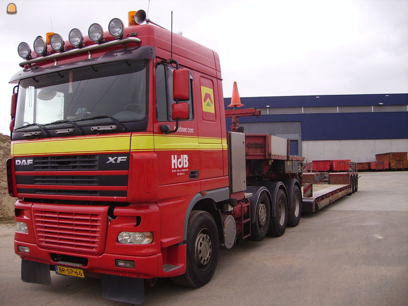 DAF XF 4-assige trekker met Nooteboom dieplader