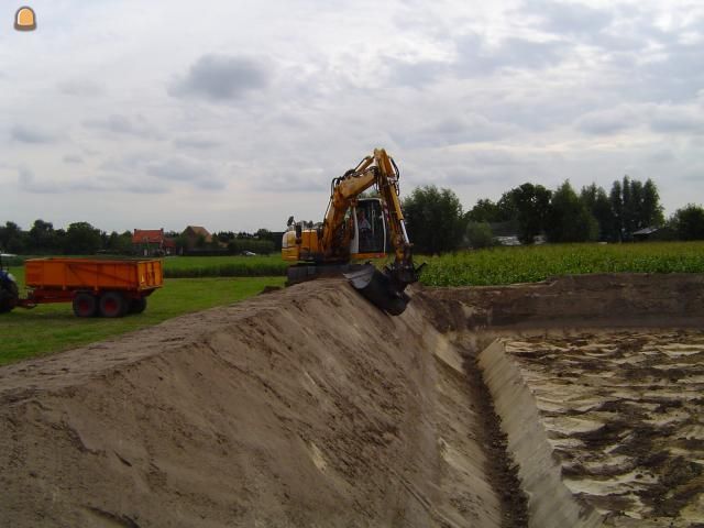 Uitgraven van mestopslag