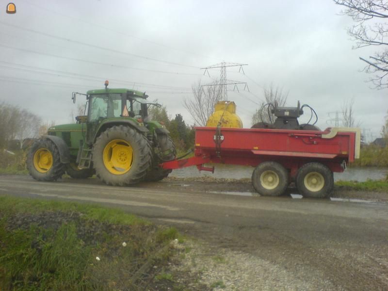 John Deere met Beco kipper