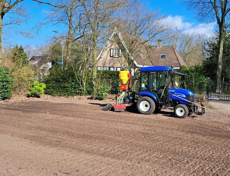 New Holland boomer met rotorkopeg en zaaimachine