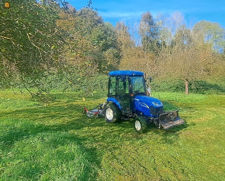 New Holland boomer met maaidek