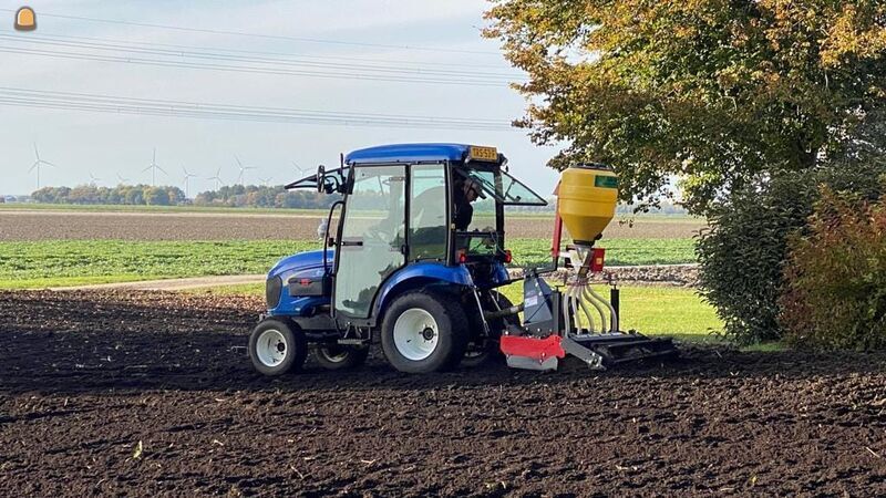 New Holland boomer met rotorkopeg en zaaimachine