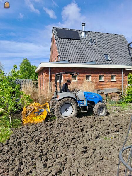 Mini tractor met diverse werktuigen