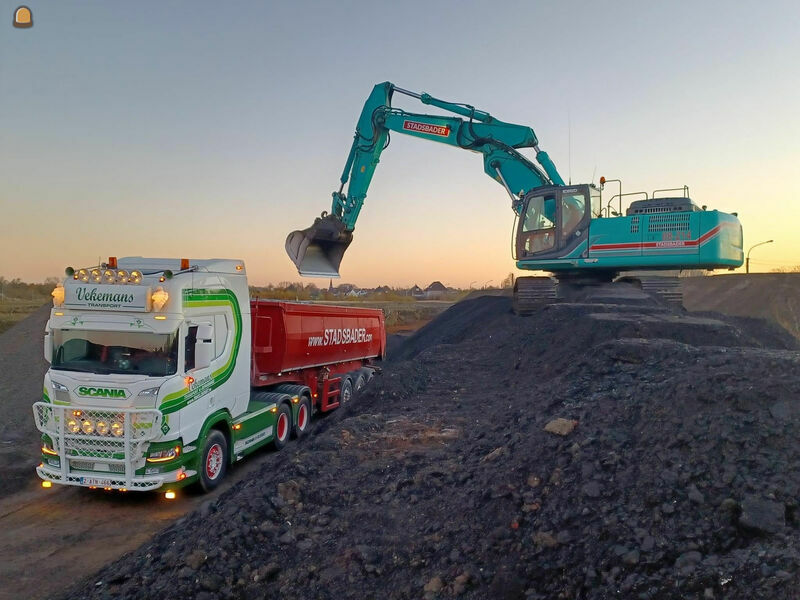 Kippertransport met opleggers doorheen België en Nederland