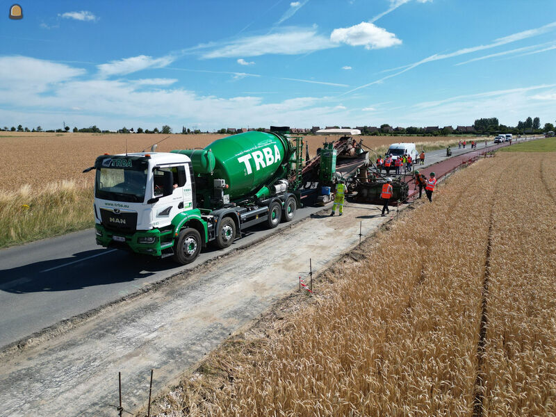 Transport met kipopleggers, betonmixers, diepladers