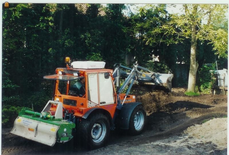 Holder smalspoortractor met grondfrees