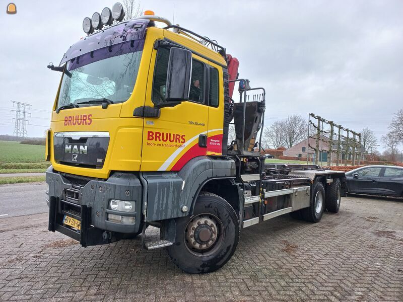 Knijperwagen 16 ton HMF Z-kraan en 25 tons NCH kabelinstallatie