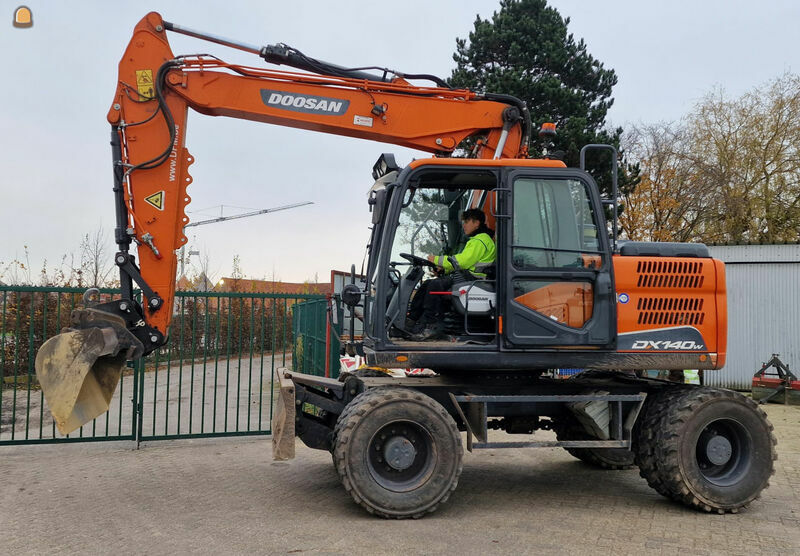 Doosan DX140W