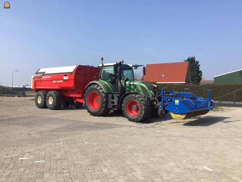 Tractor met kieper +bezem