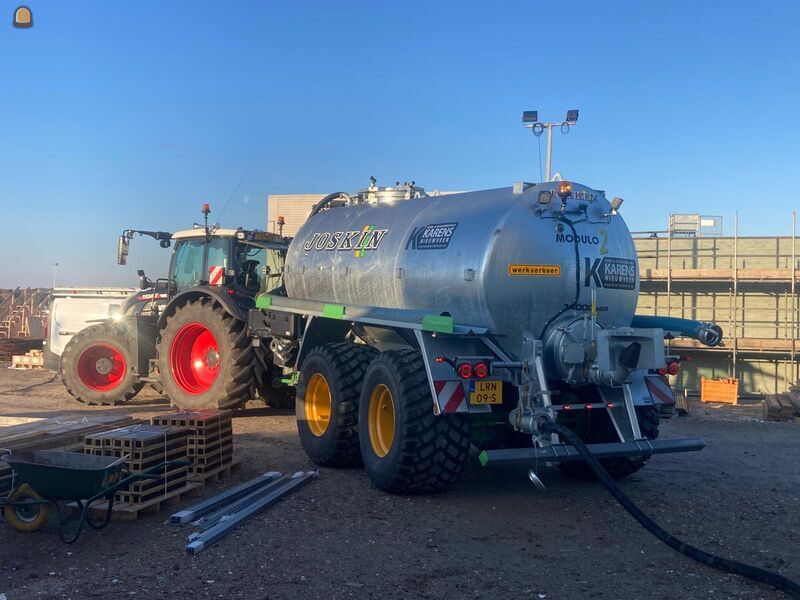 Fendt + waterwagen met zuigarm 14 m3