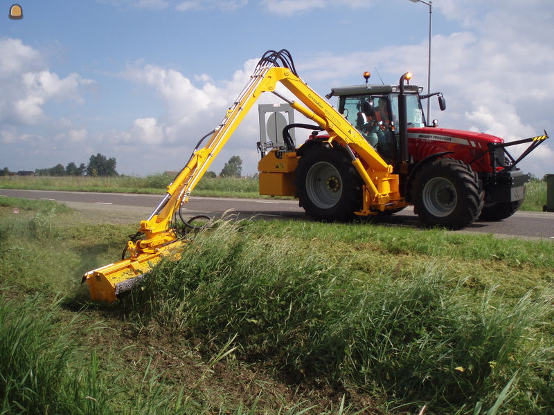 Massey Ferguson 7480 met arm toolcarrier